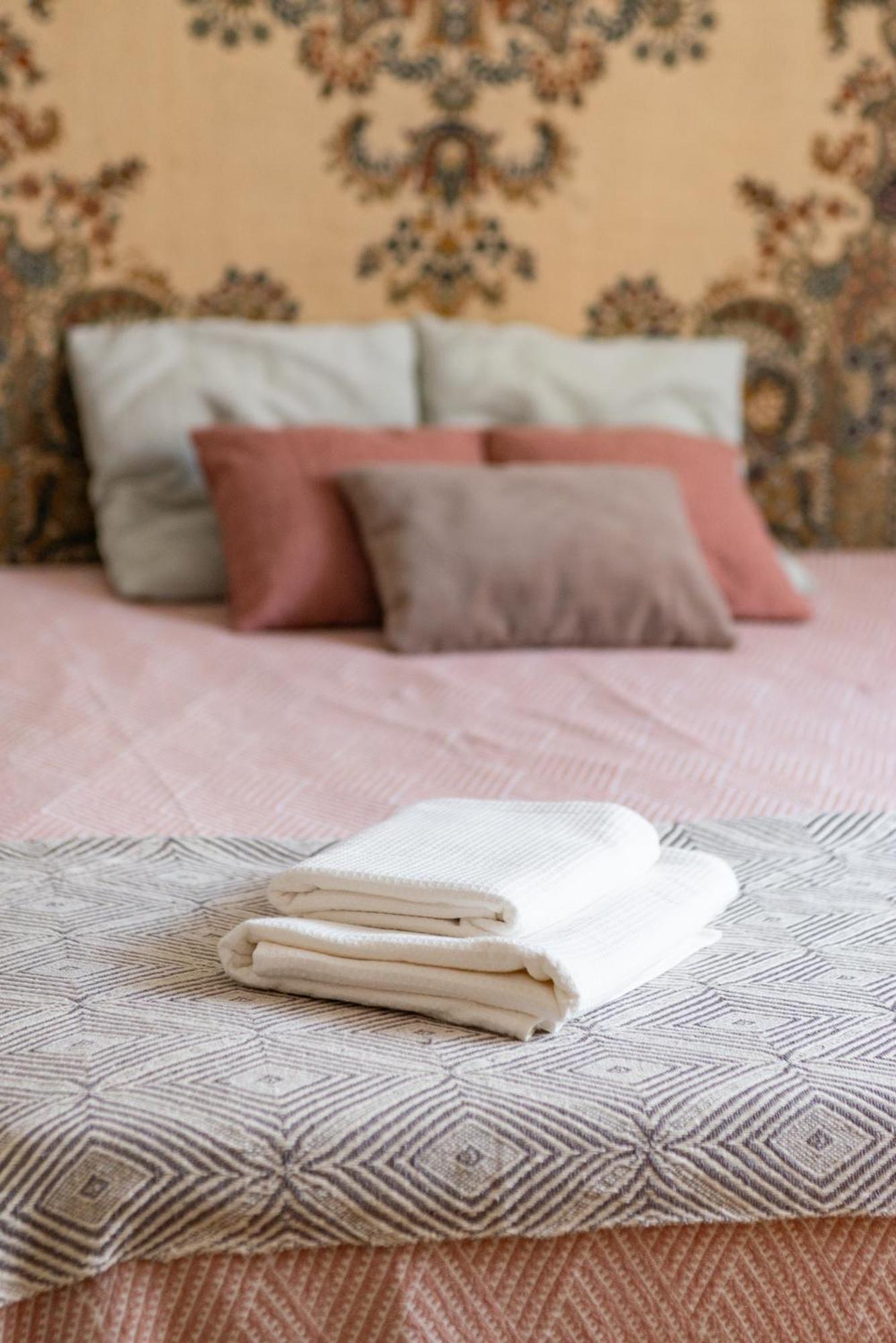 Spacious Family Suite Along River Side, In The Heart Of Buda Boedapest Buitenkant foto