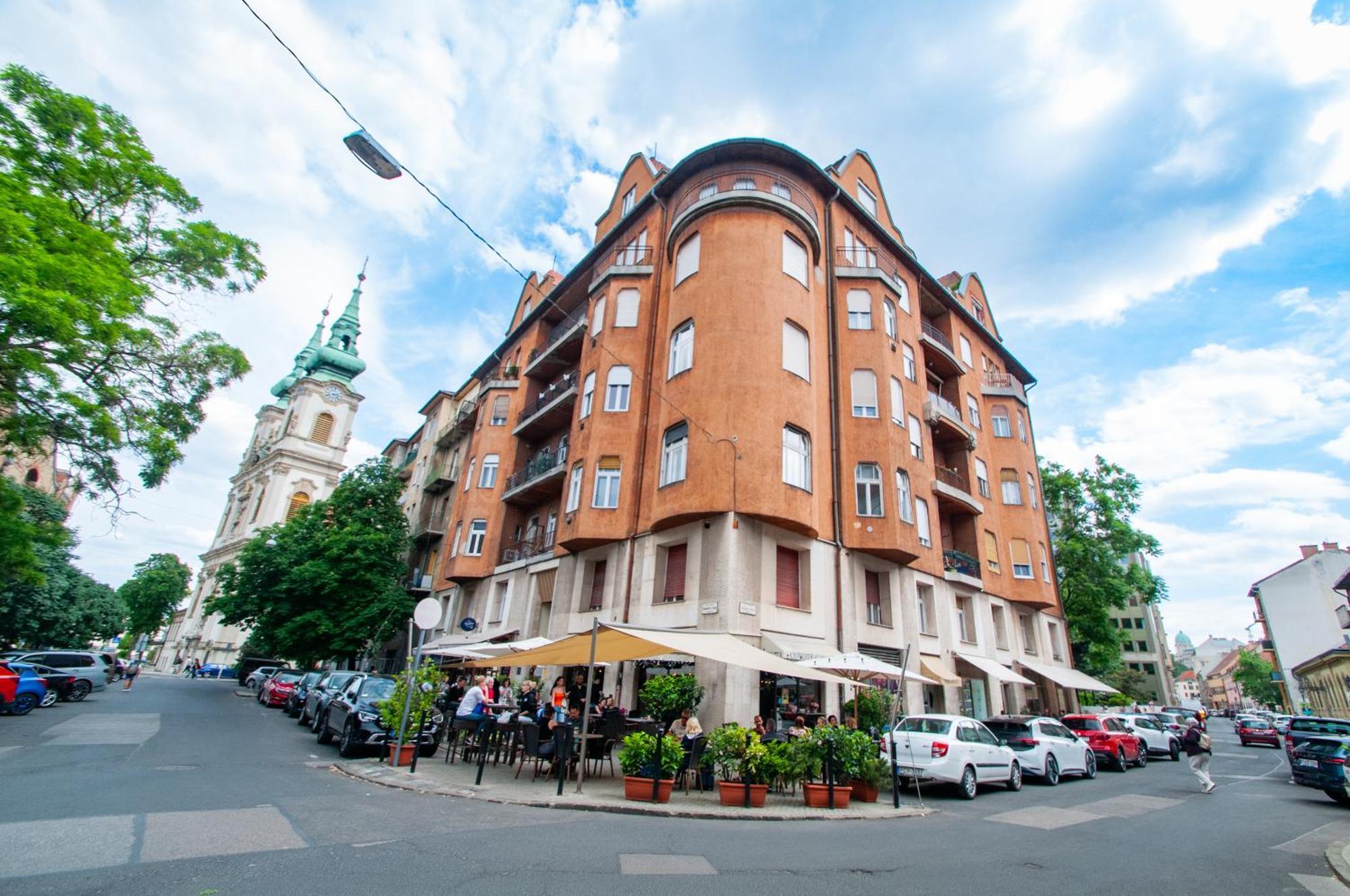 Spacious Family Suite Along River Side, In The Heart Of Buda Boedapest Buitenkant foto