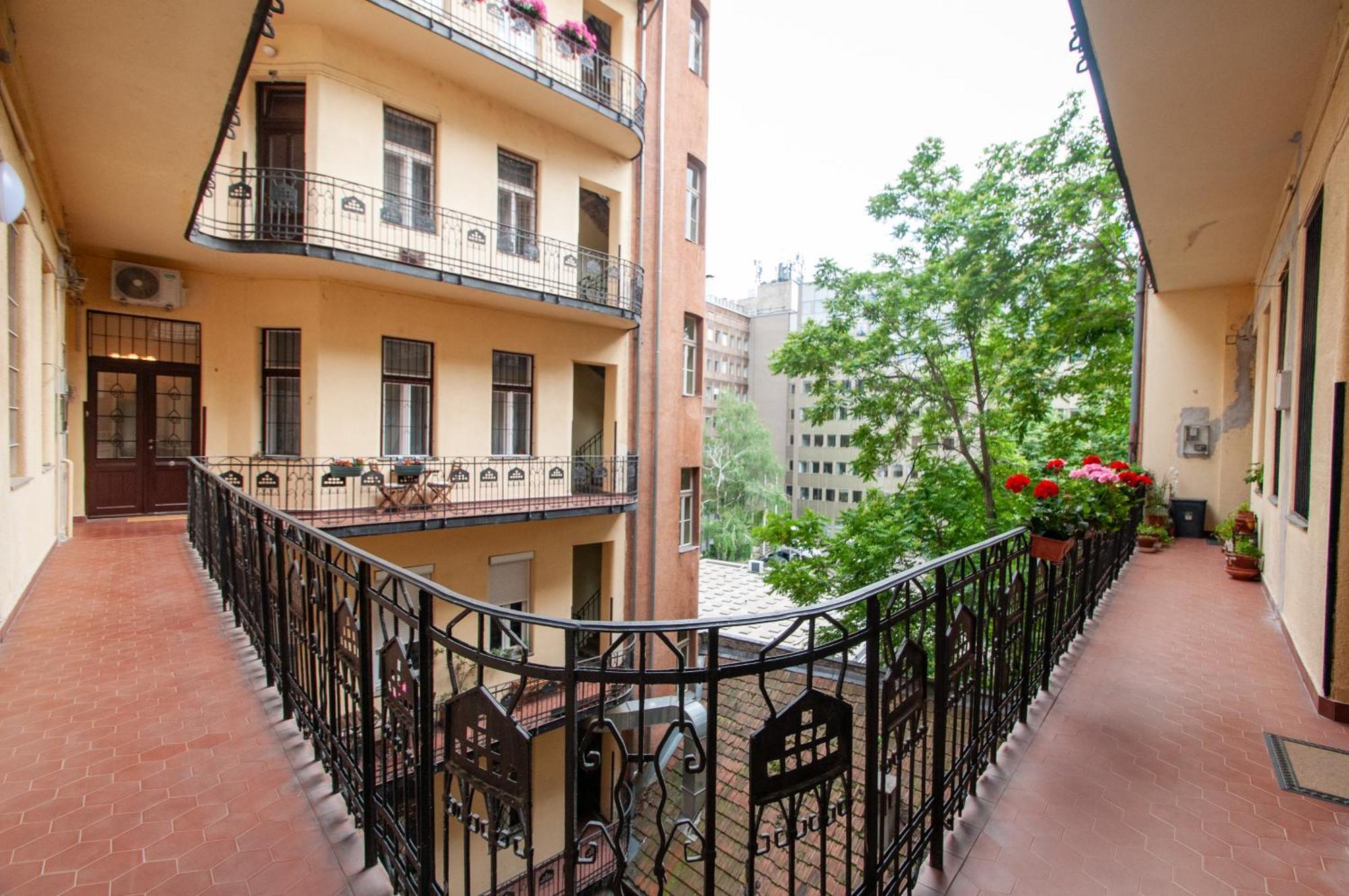 Spacious Family Suite Along River Side, In The Heart Of Buda Boedapest Buitenkant foto
