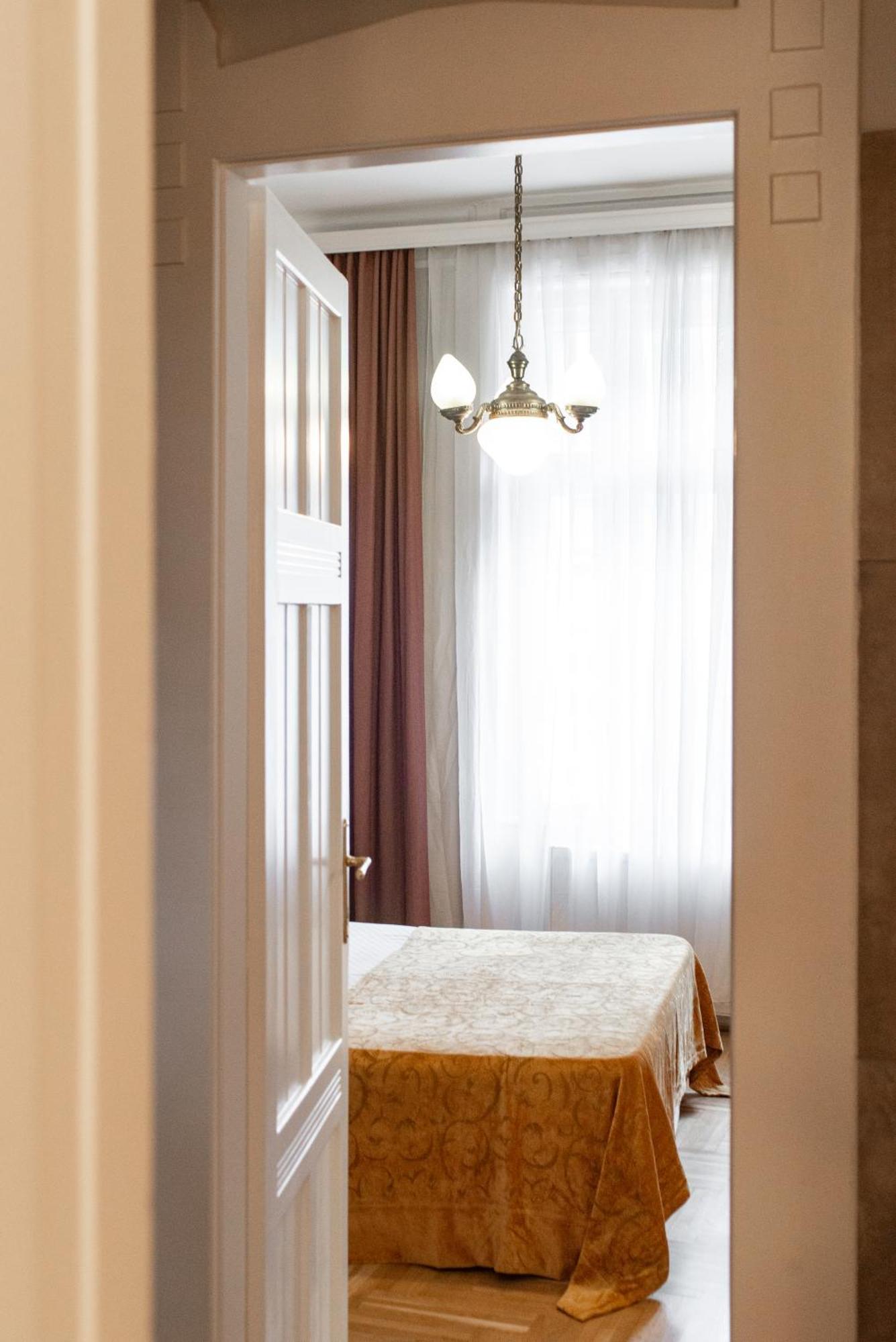 Spacious Family Suite Along River Side, In The Heart Of Buda Boedapest Buitenkant foto