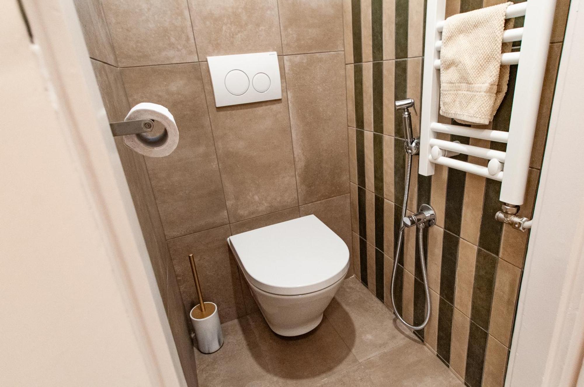 Spacious Family Suite Along River Side, In The Heart Of Buda Boedapest Buitenkant foto