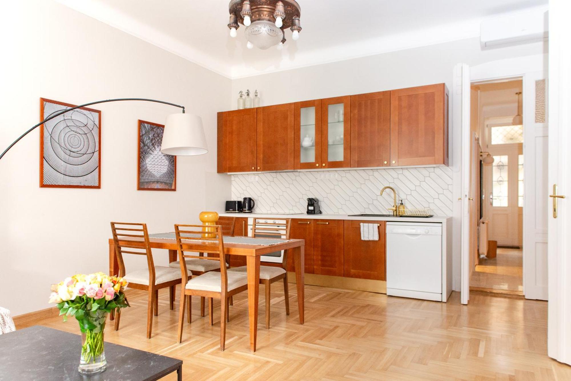 Spacious Family Suite Along River Side, In The Heart Of Buda Boedapest Buitenkant foto