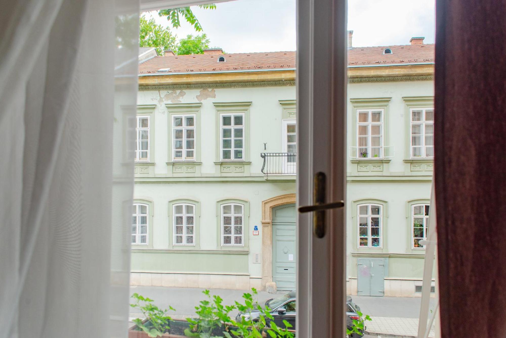 Spacious Family Suite Along River Side, In The Heart Of Buda Boedapest Buitenkant foto