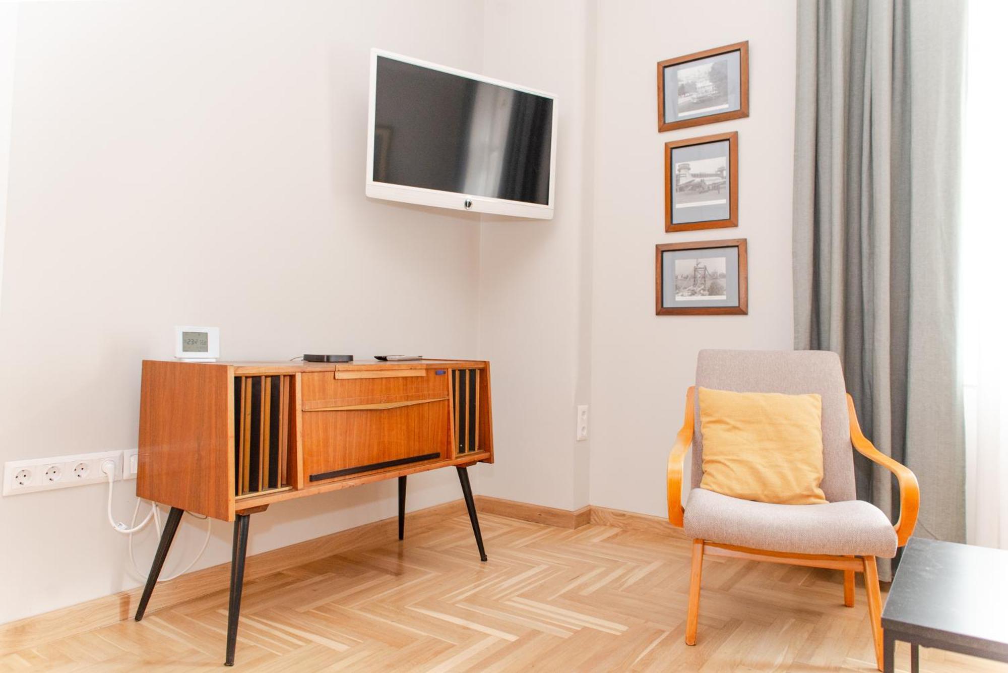 Spacious Family Suite Along River Side, In The Heart Of Buda Boedapest Buitenkant foto